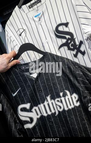 Major League Baseballflagshipstore im Rockefeller Center bietet Sportartikel mit Mannschaftsmarken, New York City, USA 2022 Stockfoto