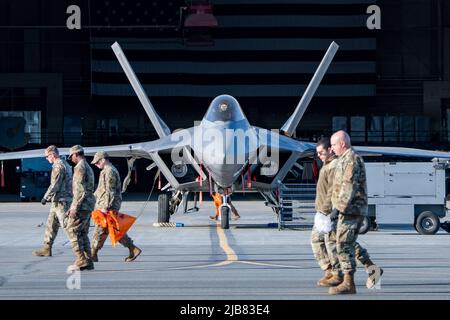 US-Luftmänner, die dem Flügel 3. zugewiesen sind, führen ein Fremdkörper und einen Schuttgang auf der Joint Base Elmendorf-Richardson, Alaska, 3. Juni 2022. Die Luftwaffe führte die FOD-Wanderung durch, um Trümmer zu entfernen, die möglicherweise Flugzeuge beschädigen und die Einsatzbereitschaft behindern könnten. (USA Luftwaffe Foto von Senior Airman Patrick Sullivan) Stockfoto