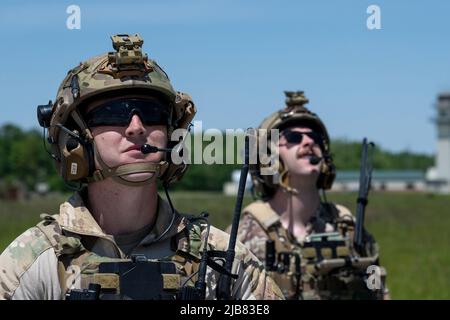 Die taktische Luftkontrollpartei Airmen mit dem 113. Air Support Operations Squadron scannt den Himmel nach einem Flugzeug während einer engen Trainingsmission im Jefferson Range im Jefferson Proving Ground, Ind., 17. Mai 2022. Die TACPs der ASOS 113. bieten gemeinsame Terminalangriffskontrollfunktionen für Luftaktiva, um die Absicht militärischer Bodenkommandanten auszuführen. (USA Foto der Air National Guard von Staff Sgt. Lonnie Wiram) Stockfoto
