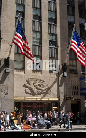 1270 Avenue of the Americas ist Teil des Art-Deco-Komplexes des Rockefeller Center in New York City, USA 2022 Stockfoto