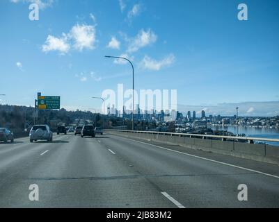 Seattle, WA USA - ca. April 2022: Blick auf den Highway, der in die Innenstadt führt, vorbei an einer Ausfahrt nach Bellevue und Kirkland. Stockfoto