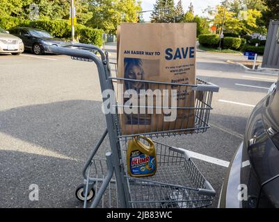 Kirkland, WA USA - ca. September 2021: Abgewinkelte Ansicht von Geschirrspülmitteln zum Verkauf in einem QFC-Lebensmittelgeschäft Stockfoto