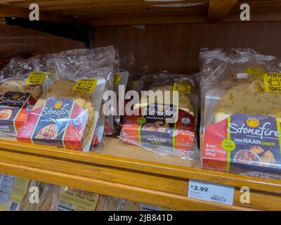 Mill Creek, WA USA - ca. Mai 2022: Abgewinkelte Ansicht des Naan-Brotes der Marke Stonefire zum Verkauf in einem Stadt- und Landmarkt Stockfoto