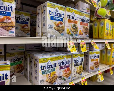 Woodinville, WA USA - ca. Mai 2022: Abgewinkelte Ansicht von Triscuit-Crackern zum Verkauf in einem Haggen-Lebensmittelgeschäft. Stockfoto