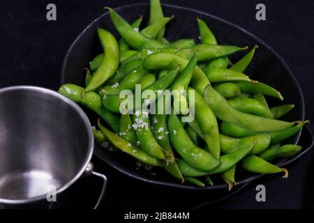 Edamame-Bohnen auch als Sojabohne in einer Schüssel gedämpft bekannt, gesunde Ernährung Konzept Stockfoto