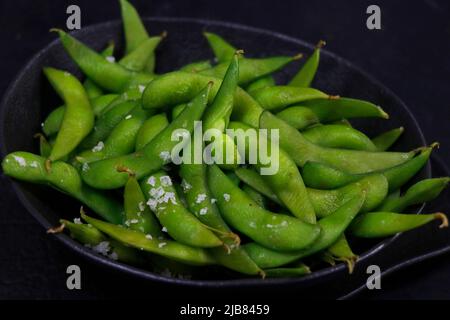 Edamame-Bohnen auch als Sojabohne in einer Schüssel gedämpft bekannt, gesunde Ernährung Konzept Stockfoto