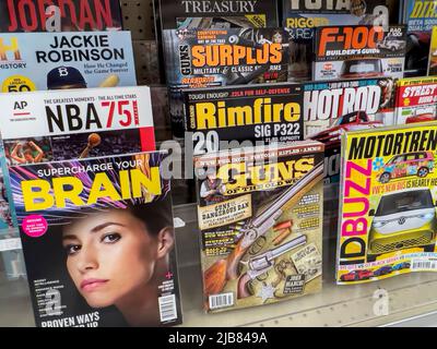Seattle, WA USA - ca. Mai 2022: Abgewinkelte Ansicht von Waffenmagazinen zum Verkauf in einem Safeway-Lebensmittelgeschäft. Stockfoto