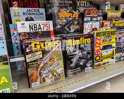 Seattle, WA USA - ca. Mai 2022: Abgewinkelte Ansicht von Waffenmagazinen zum Verkauf in einem Safeway-Lebensmittelgeschäft. Stockfoto