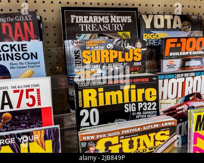 Seattle, WA USA - ca. Mai 2022: Abgewinkelte Ansicht von Waffenmagazinen zum Verkauf in einem Safeway-Lebensmittelgeschäft. Stockfoto