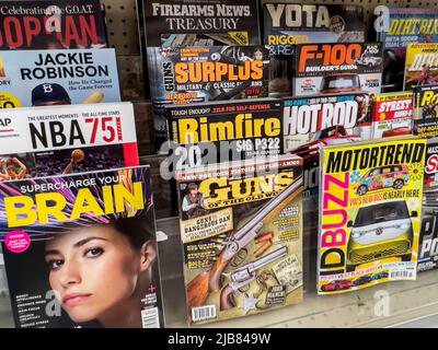 Seattle, WA USA - ca. Mai 2022: Abgewinkelte Ansicht von Waffenmagazinen zum Verkauf in einem Safeway-Lebensmittelgeschäft. Stockfoto