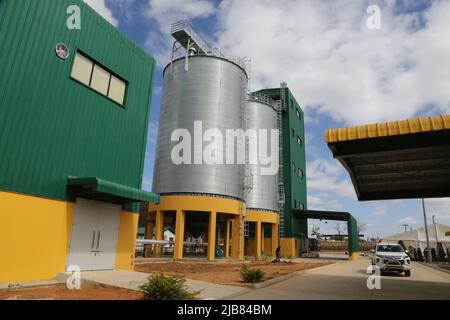 Lusaka. 2.. Juni 2022. Das Foto vom 2. Juni 2022 zeigt die von China finanzierte Müllerei in Lusaka, Sambia. Sambia hat am Freitag offiziell drei hochmoderne, von China finanzierte Müllereianlagen in Betrieb genommen. Quelle: Zhang Yuliang/Xinhua/Alamy Live News Stockfoto