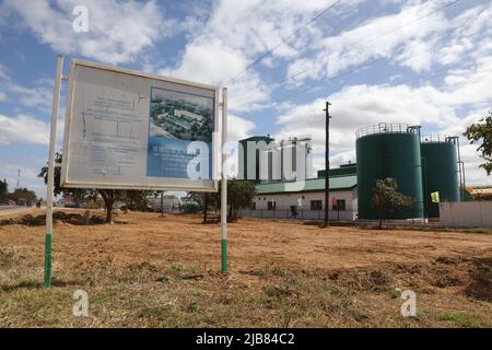 Lusaka. 2.. Juni 2022. Das Foto vom 2. Juni 2022 zeigt die von China finanzierte Müllerei in Lusaka, Sambia. Sambia hat am Freitag offiziell drei hochmoderne, von China finanzierte Müllereianlagen in Betrieb genommen. Quelle: Zhang Yuliang/Xinhua/Alamy Live News Stockfoto