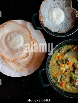 Traditionelles südindisches Frühstück, appam mit Rindereintopf, kerala-Essen Stockfoto