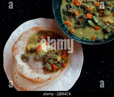 Traditionelles südindisches Frühstück, appam mit Rindereintopf, kerala-Essen Stockfoto
