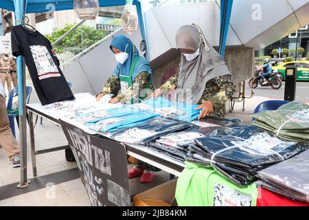 Bangkok, Thailand. 3.. Juni 2022. Lokale Speisen, bei denen die meisten Zutaten aus natürlichen Zutaten in einer guten Umgebung im Chana District, Provinz Songkhla, stammen, werden zum Verkauf gekocht und können auf der Messe kostenlos gegessen werden. Einschließlich der Verarbeitung von Produkten und Demonstrationen der Herstellung verschiedener Fischereiwerkzeuge. (Bild: © Adirach Toumlamoon/Pacific Press via ZUMA Press Wire) Bild: ZUMA Press, Inc./Alamy Live News Stockfoto