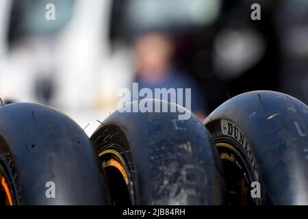 Barcelona, Spanien. 03.. Juni 2022. BARCELONA, SPANIEN - JUNI 03 GP ENERGY OF CATALUNYA-FREE PRACTICE 2 Dunlop Reifen nach dem MotoGP of Catalunya FREE PRACTICE auf dem Circuit de Barcelona-Catalunya am 03. Juni 2022 in Barcelona, Spanien. Kredit: Rosdemora/Alamy Live Nachrichten Stockfoto