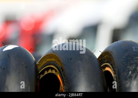 Barcelona, Spanien. 03.. Juni 2022. BARCELONA, SPANIEN - JUNI 03 GP ENERGY OF CATALUNYA-FREE PRACTICE 2 Dunlop Reifen nach dem MotoGP of Catalunya FREE PRACTICE auf dem Circuit de Barcelona-Catalunya am 03. Juni 2022 in Barcelona, Spanien. Kredit: Rosdemora/Alamy Live Nachrichten Stockfoto