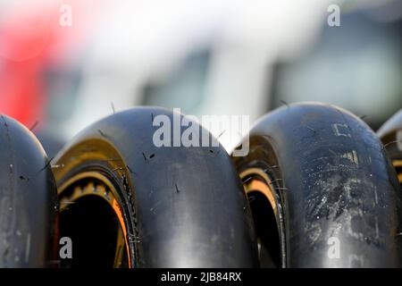 Barcelona, Spanien. 03.. Juni 2022. BARCELONA, SPANIEN - JUNI 03 GP ENERGY OF CATALUNYA-FREE PRACTICE 2 Dunlop Reifen nach dem MotoGP of Catalunya FREE PRACTICE auf dem Circuit de Barcelona-Catalunya am 03. Juni 2022 in Barcelona, Spanien. Kredit: Rosdemora/Alamy Live Nachrichten Stockfoto