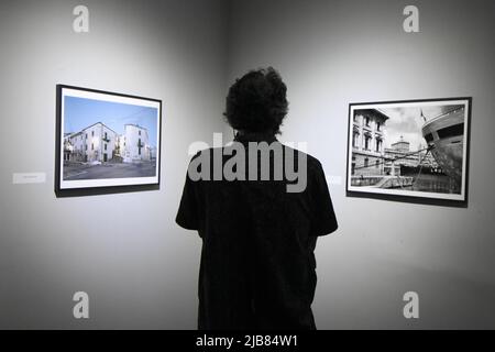 Kalkutta, Indien. 03.. Juni 2022. Eine Ausstellung der italienischen Fotografin Gabriele Basilico (1944 - 2013), Das aus 21 monochromen und farbigen Dokumentationen besteht, die auf der Transformation der urbanen zeitgenössischen Landschaften der Welt basieren, zeigt die Form und Identität von Städten und Metropolen vom 3.. Bis 19.. Juni 2022 in Kalkutta und zum 2.. Mal in Indien. (Foto von Biswarup Ganguly/Pacific Press) Quelle: Pacific Press Media Production Corp./Alamy Live News Stockfoto