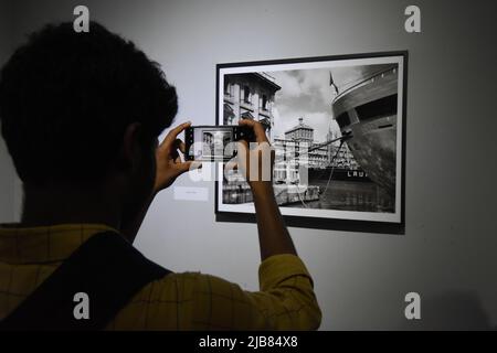 Kalkutta, Indien. 03.. Juni 2022. Eine Ausstellung der italienischen Fotografin Gabriele Basilico (1944 - 2013), Das aus 21 monochromen und farbigen Dokumentationen besteht, die auf der Transformation der urbanen zeitgenössischen Landschaften der Welt basieren, zeigt die Form und Identität von Städten und Metropolen vom 3.. Bis 19.. Juni 2022 in Kalkutta und zum 2.. Mal in Indien. (Foto von Biswarup Ganguly/Pacific Press) Quelle: Pacific Press Media Production Corp./Alamy Live News Stockfoto