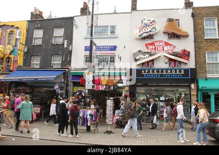 London, Großbritannien. 03.. Juni 2022. Londoner und Touristen gingen in die Straßen von Camden Town im Norden Londons, um das warme Wetter am Jubilee Bank Holiday zu genießen. Camden ist berühmt für die Schleuse am Regents-Kanal, aber auch für seinen Markt, auf dem eine große Auswahl an Vintage-Mode, handgefertigtem Schmuck und Souvenirs zu finden ist. Kredit: SOPA Images Limited/Alamy Live Nachrichten Stockfoto