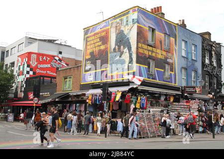 London, Großbritannien. 03.. Juni 2022. Londoner und Touristen gingen in die Straßen von Camden Town im Norden Londons, um das warme Wetter am Jubilee Bank Holiday zu genießen. Camden ist berühmt für die Schleuse am Regents-Kanal, aber auch für seinen Markt, auf dem eine große Auswahl an Vintage-Mode, handgefertigtem Schmuck und Souvenirs zu finden ist. Kredit: SOPA Images Limited/Alamy Live Nachrichten Stockfoto