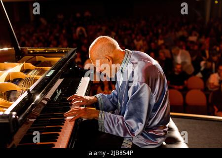 Cottbus, Deutschland. 03.. Juni 2022. Der australische Ausnahmepianist David Helfgott gibt ein Konzert im Cottbuser Filmtheater „Weltspiegel“. Der australische Ausnahmepianist David Helfgott (75) gab am Freitagabend in Cottbus sein einziges Konzert in Deutschland. Im ältesten brandenburgischen Filmtheater, dem Weltspiegel, spielte er unter anderem vor rund 500 Zuschauern im ausverkauften Haus Werke von Beethoven, Bach, Chopin und Liszt. Quelle: Frank Hammerschmidt/dpa/Alamy Live News Stockfoto