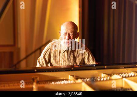 Cottbus, Deutschland. 03.. Juni 2022. David Helfgott spielt sich vor seinem Konzert. Der australische Ausnahmepianist David Helfgott gibt ein Konzert im Cottbuser Filmtheater „Weltspiegel“. Der australische Ausnahmepianist David Helfgott (75) gab am Freitagabend in Cottbus sein einziges Konzert in Deutschland. Im ältesten brandenburgischen Filmtheater, dem Weltspiegel, spielte er unter anderem vor rund 500 Zuschauern im ausverkauften Haus Werke von Beethoven, Bach, Chopin und Liszt. Quelle: Frank Hammerschmidt/dpa/Alamy Live News Stockfoto