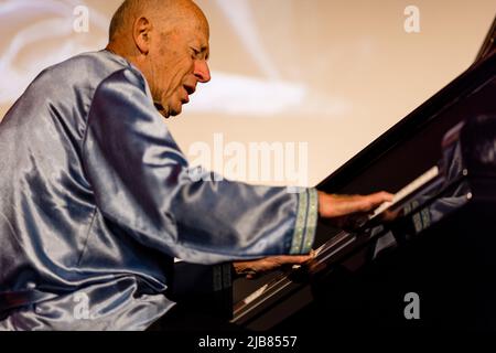 Cottbus, Deutschland. 03.. Juni 2022. Der australische Ausnahmepianist David Helfgott gibt ein Konzert im Cottbuser Filmtheater „Weltspiegel“. Der australische Ausnahmepianist David Helfgott (75) gab am Freitagabend in Cottbus sein einziges Konzert in Deutschland. Im ältesten brandenburgischen Filmtheater, dem Weltspiegel, spielte er unter anderem vor rund 500 Zuschauern im ausverkauften Haus Werke von Beethoven, Bach, Chopin und Liszt. Quelle: Frank Hammerschmidt/dpa/Alamy Live News Stockfoto