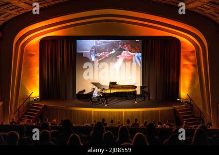 Cottbus, Deutschland. 03.. Juni 2022. Der australische Ausnahmepianist David Helfgott gibt ein Konzert im Cottbuser Filmtheater „Weltspiegel“. Der australische Ausnahmepianist David Helfgott (75) gab am Freitagabend in Cottbus sein einziges Konzert in Deutschland. Im ältesten brandenburgischen Filmtheater, dem Weltspiegel, spielte er unter anderem vor rund 500 Zuschauern im ausverkauften Haus Werke von Beethoven, Bach, Chopin und Liszt. Quelle: Frank Hammerschmidt/dpa/Alamy Live News Stockfoto