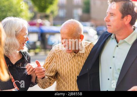 Cottbus, Deutschland. 03.. Juni 2022. David Helfgotts Frau Gillian (l-r) und David Helfgott werden von Walter Schirnick, Präsident der Brandenburgischen Festspiele, vor dem Cottbus-Weltspiegel begrüßt. Der australische Ausnahmepianist David Helfgott (75) gab am Freitagabend in Cottbus sein einziges Konzert in Deutschland. Im ältesten brandenburgischen Filmtheater, dem Weltspiegel, spielte er unter anderem vor rund 500 Zuschauern im ausverkauften Haus Werke von Beethoven, Bach, Chopin und Liszt. Quelle: Frank Hammerschmidt/dpa/Alamy Live News Stockfoto