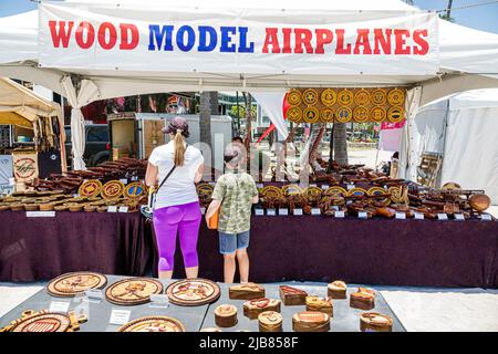 Miami Beach Florida, Hyundai Air & Sea Show Military Village Verkäufer, Aussteller Aussteller Stände Stand Stände Holz Modell Flugzeuge Display Stockfoto