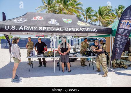 Miami Beach Florida, Hyundai Air & Sea Show Military Village Vendor Vendors, Aussteller Stände Stand Stände Streitkräfte Rekrutierung Prom Stockfoto