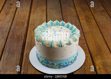 Vanillekuchen mit Buttercreme, die in Form von zefir zuckert. Stockfoto