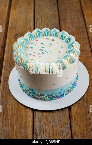 Vanillekuchen mit Buttercreme in Form von zefir vertical. Stockfoto