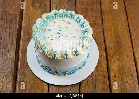 Vanillekuchen mit Buttercreme in Form von zefir top view. Stockfoto