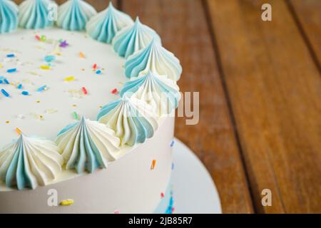 Nahaufnahme der Spitze der Vanillekuchen mit Buttercreme, die in Form von zefir zuckert. Stockfoto
