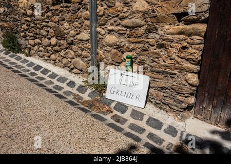 Handgemachtes Straßenschild für einen Vide Grenier Straßenverkauf in CEPS, Frankreich Stockfoto