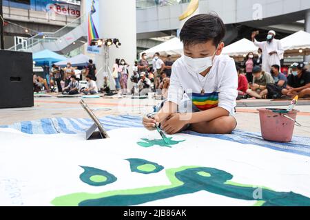 Bangkok, Thailand. 3.. Juni 2022. Menschen und Kinder schlossen sich zusammen, um Stoffbanner zu schreiben, die sie aufforderten, den Bezirk Chana, Provinz Songkhla, vor dem Bau eines Industriegebiets zu schützen, das die Natur und die Umwelt in der Region beeinträchtigen würde. (Bild: © Adirach Toumlamoon/Pacific Press via ZUMA Press Wire) Bild: ZUMA Press, Inc./Alamy Live News Stockfoto