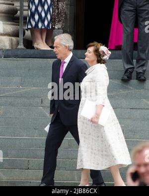 London, Großbritannien. 03/06/22 Tony Blaiir der ehemalige Labour-Premierminister und seine Frau Cherie Blaire verlassen die St. Paul's Cathedral nach dem Platin-Jubilee-Thanksgiving-Gottesdienst in St. Pauls für Queen Elizabeth II Stockfoto