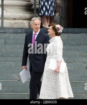 London, Großbritannien. 03/06/22 Tony Blaiir der ehemalige Labour-Premierminister und seine Frau Cherie Blaire verlassen die St. Paul's Cathedral nach dem Platin-Jubilee-Thanksgiving-Gottesdienst in St. Pauls für Queen Elizabeth II Stockfoto