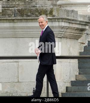 London, Großbritannien. 03/06/22 Tony Blaiir der ehemalige Labour-Premierminister und seine Frau Cherie Blaire verlassen die St. Paul's Cathedral nach dem Platin-Jubilee-Thanksgiving-Gottesdienst in St. Pauls für Queen Elizabeth II Stockfoto