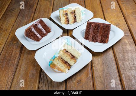 Scheiben Vanillekuchen mit Dulce de Leche-Füllung und Schokoladenkuchen mit halbsüßen Schokoladen-Ganache-Füllung. Stockfoto