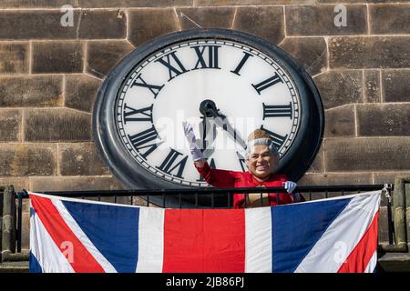 Forres, Moray, Großbritannien. 3.. Juni 2022. Dies ist die dreijährige Feier des Forres Toon Mercat, die mit dem Jubilee zusammenfällt. Die High Street war voll von Tausenden von Menschen. Dies ist die Königin auf dem Tollbooth Clocktower, die eine Welle sammelt. Quelle: JASPERIMAGE/Alamy Live News Stockfoto