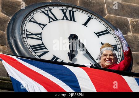 Forres, Moray, Großbritannien. 3.. Juni 2022. Dies ist die dreijährige Feier des Forres Toon Mercat, die mit dem Jubilee zusammenfällt. Die High Street war voll von Tausenden von Menschen. Dies ist die Königin auf dem Tollbooth Clocktower, die eine Welle sammelt. Quelle: JASPERIMAGE/Alamy Live News Stockfoto