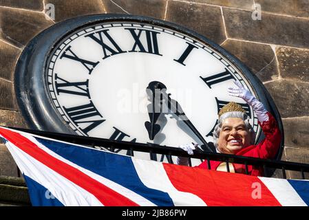 Forres, Moray, Großbritannien. 3.. Juni 2022. Dies ist die dreijährige Feier des Forres Toon Mercat, die mit dem Jubilee zusammenfällt. Die High Street war voll von Tausenden von Menschen. Dies ist die Königin auf dem Tollbooth Clocktower, die eine Welle sammelt. Quelle: JASPERIMAGE/Alamy Live News Stockfoto