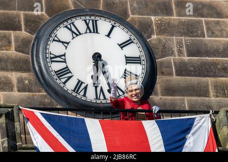 Forres, Moray, Großbritannien. 3.. Juni 2022. Dies ist die dreijährige Feier des Forres Toon Mercat, die mit dem Jubilee zusammenfällt. Die High Street war voll von Tausenden von Menschen. Dies ist die Königin auf dem Tollbooth Clocktower, die eine Welle sammelt. Quelle: JASPERIMAGE/Alamy Live News Stockfoto