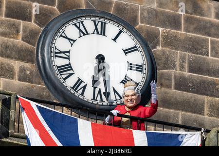 Forres, Moray, Großbritannien. 3.. Juni 2022. Dies ist die dreijährige Feier des Forres Toon Mercat, die mit dem Jubilee zusammenfällt. Die High Street war voll von Tausenden von Menschen. Dies ist die Königin auf dem Tollbooth Clocktower, die eine Welle sammelt. Quelle: JASPERIMAGE/Alamy Live News Stockfoto