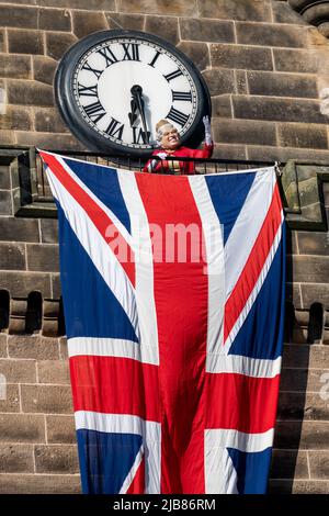 Forres, Moray, Großbritannien. 3.. Juni 2022. Dies ist die dreijährige Feier des Forres Toon Mercat, die mit dem Jubilee zusammenfällt. Die High Street war voll von Tausenden von Menschen. Dies ist die Königin auf dem Tollbooth Clocktower, die eine Welle sammelt. Quelle: JASPERIMAGE/Alamy Live News Stockfoto