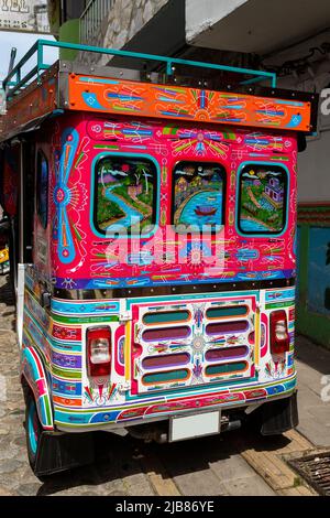 Guatape, Antioquia - Kolumbien - 25. Mai 2022. Motor-Dreiräder, dekoriert als traditionelle chivas in der Touristenstadt Guatapé. Stockfoto